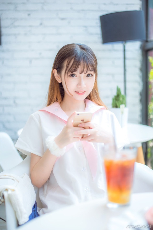 “或许大家不知道，刘璝将军那点利润，若在关中世家来说，哪怕与刘璝将军家事相若，但千万大钱，一年便可以赚出来，只要有我关中官府颁发的旗帜，丝路之上，便是最凶恶的盗贼也要敬而远之，利润至少可以高出一倍，而且不必偷偷摸摸的来。”庞统微笑着将其中的利润数据化了一遍。